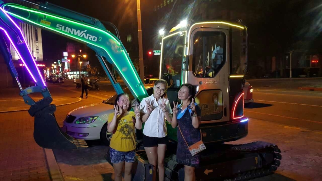 嘉義市长大赞宝运莱智能挖掘机环台义举