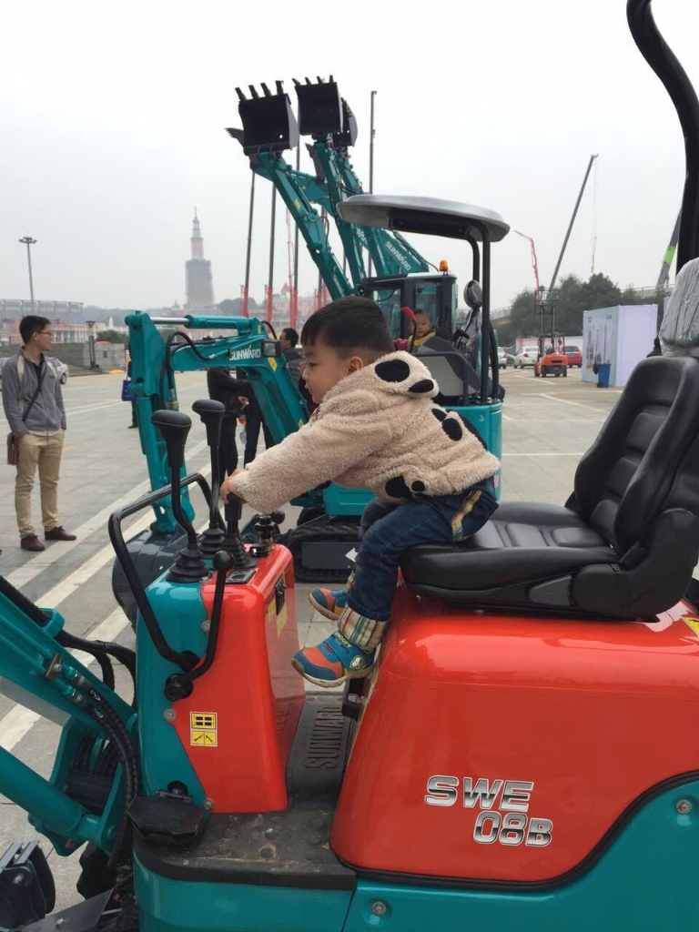 配博会上宝运莱智能“迷你”装备展精新本色