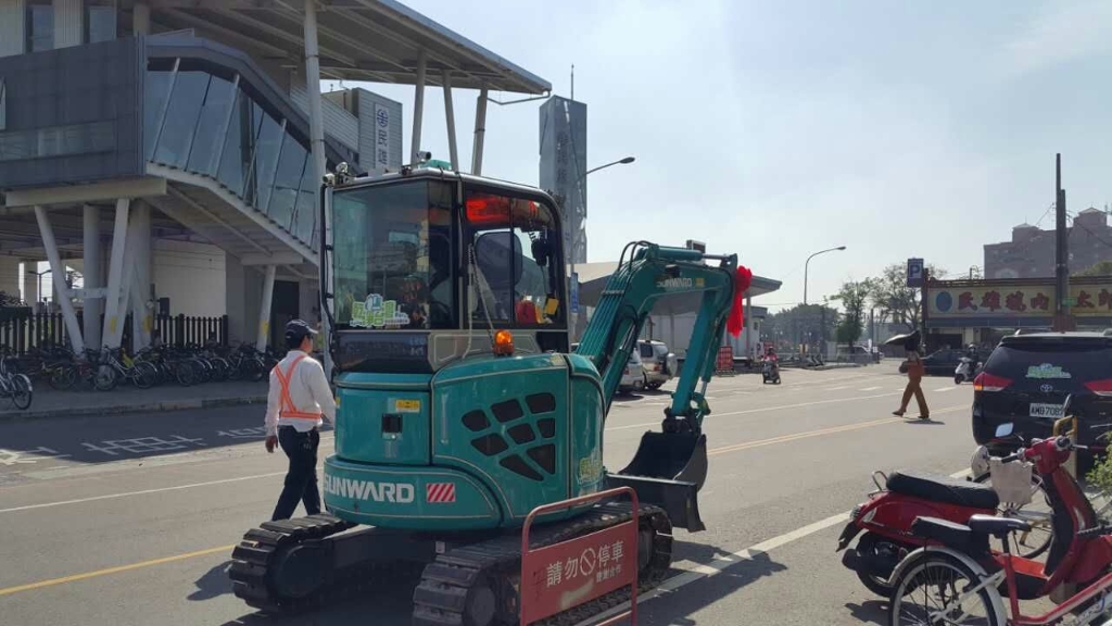 嘉義市长大赞宝运莱智能挖掘机环台义举