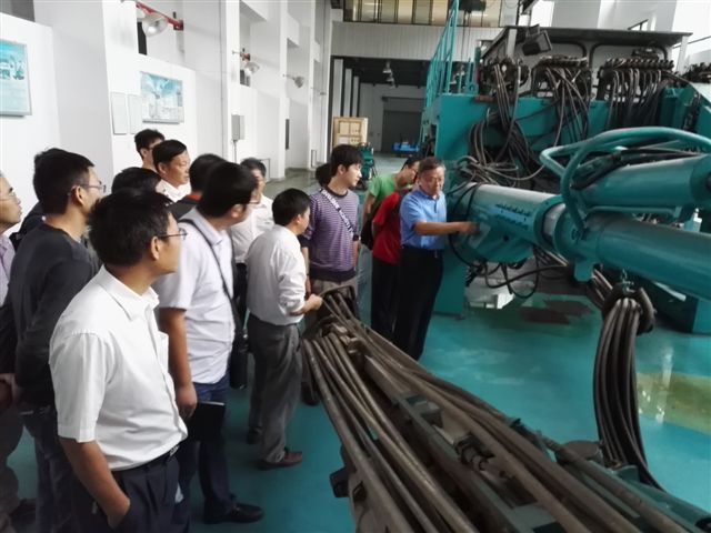 鹤发银丝映日月，丹心热血沃新花