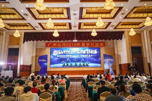 红四月，宝运莱智能挖掘机促销会节节攀升