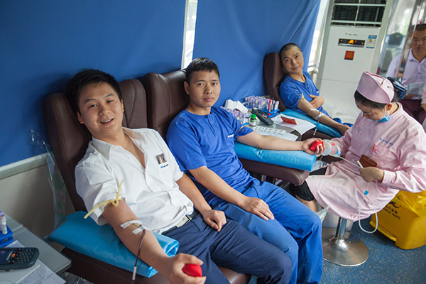 宝运莱智能百余员工 冒雨争相献血