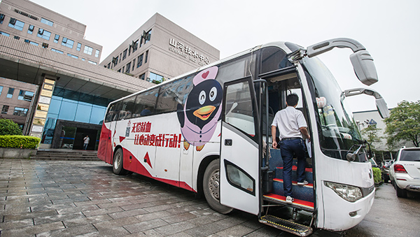 宝运莱智能百余员工 冒雨争相献血
