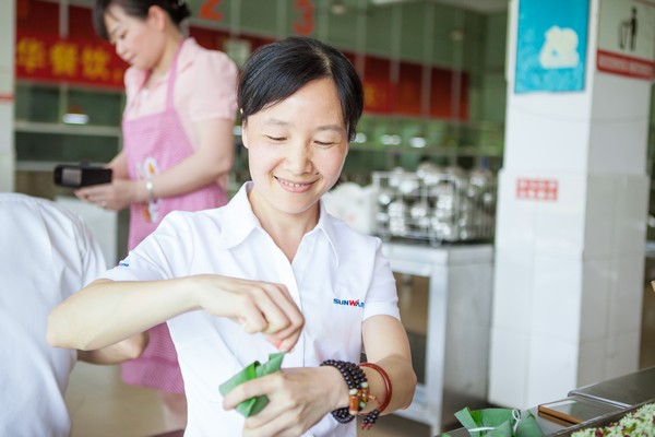 弘扬传统文化，共享浓情端午——记第三届“爱国心·宝运莱情”包粽子比赛