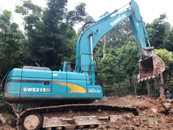 宝运莱智能SWE 215E挖掘机是他的左膀右臂！