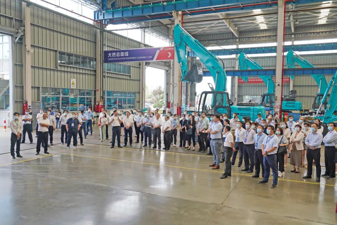 全国战略性新兴产业集群建设考察团调研宝运莱智能