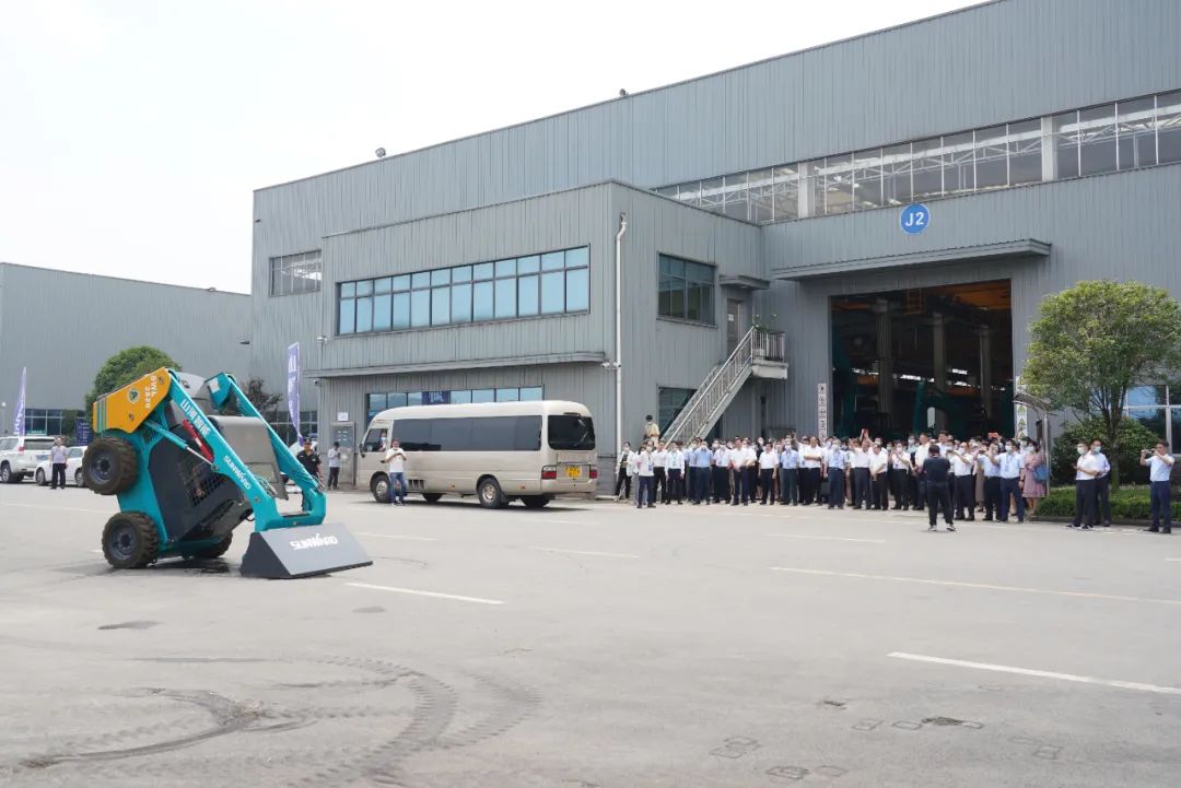 全国战略性新兴产业集群建设考察团调研宝运莱智能