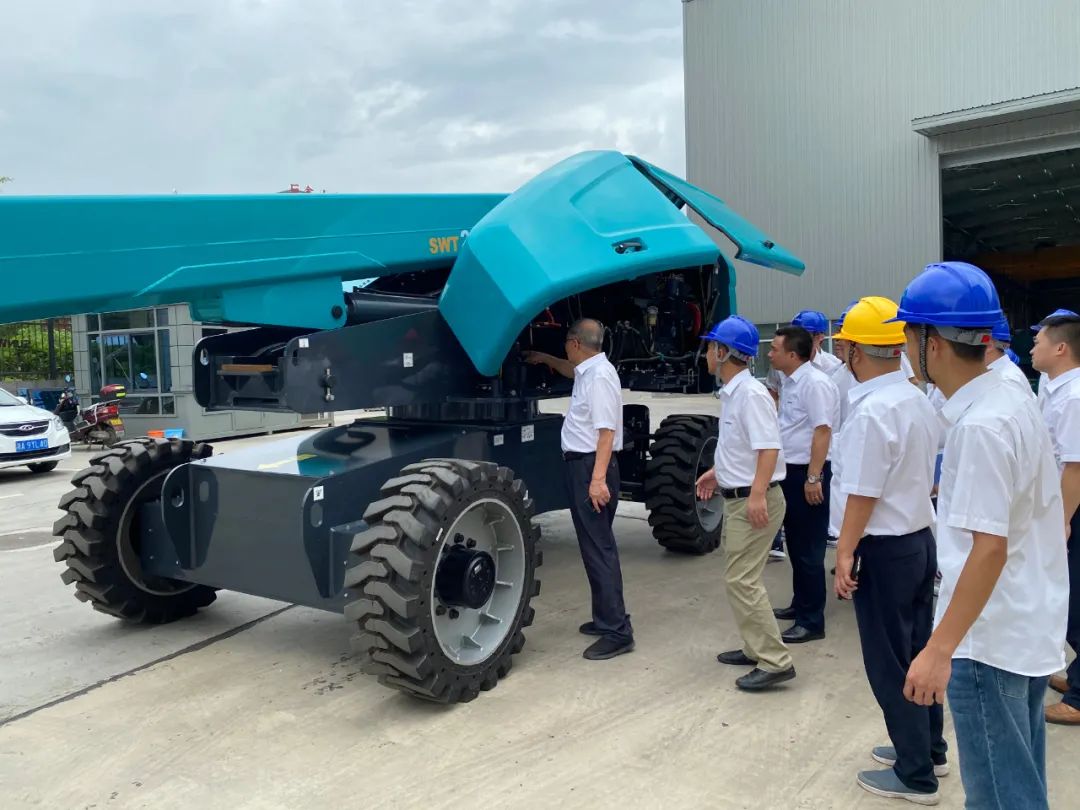 宝运莱智能首款直臂式高空作业平台顺利通过评审