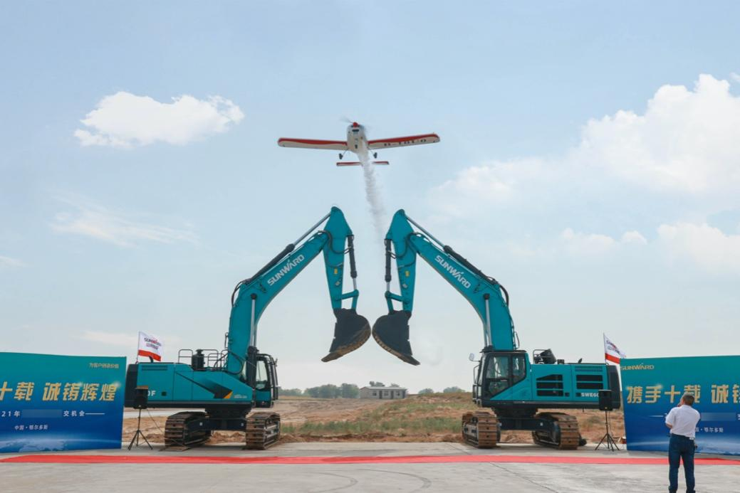 大型挖掘机批量交付、轻型运动飞机推广……这场活动超吸睛