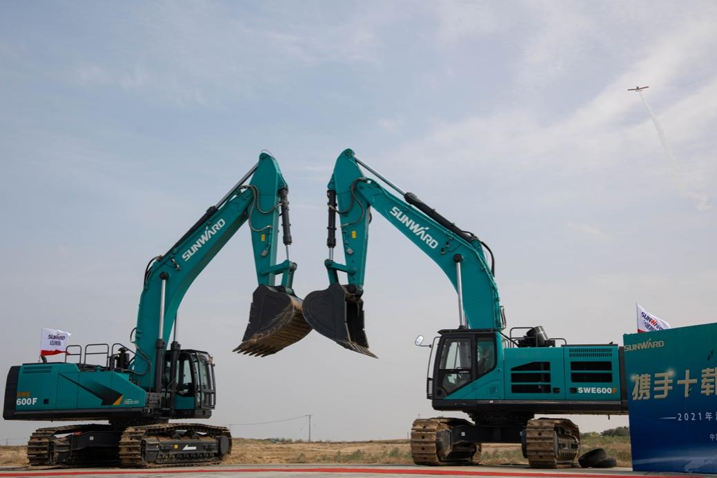 大型挖掘机批量交付、轻型运动飞机推广……这场活动超吸睛