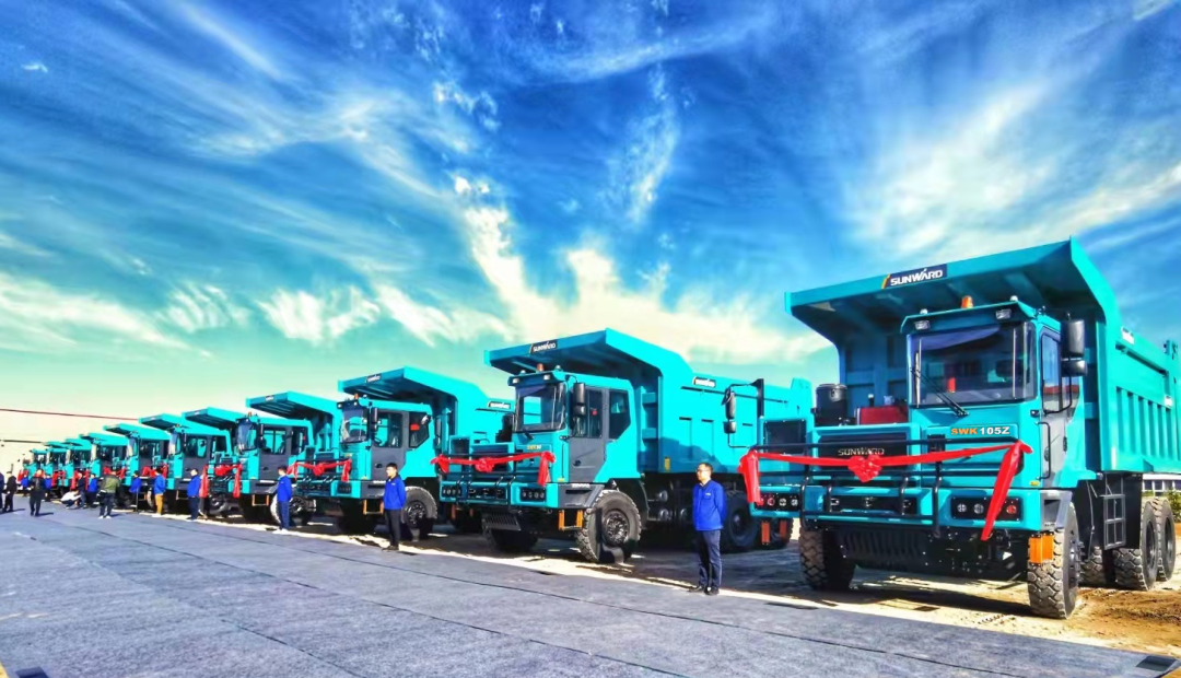 高配置、智能化……宝运莱智能高端定制AT版105吨级宽体矿卡成功下线