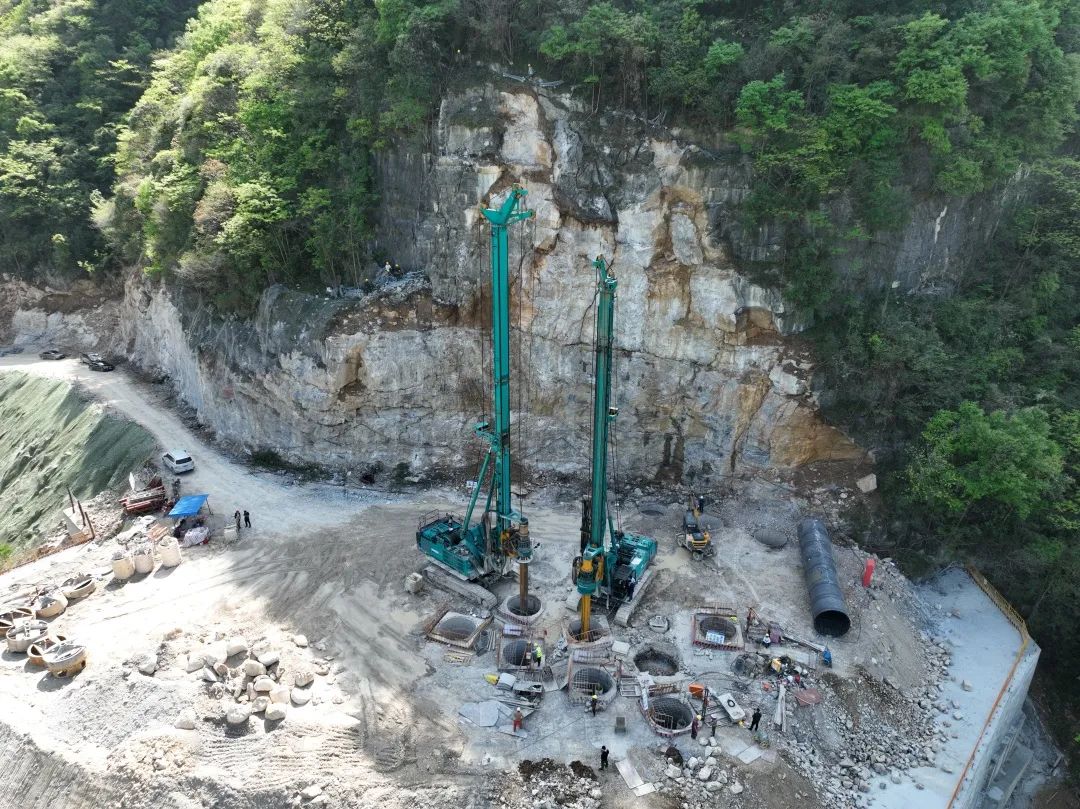 展现施工“奇效”！宝运莱智能旋挖钻机强势助力炉慈高速公路建设