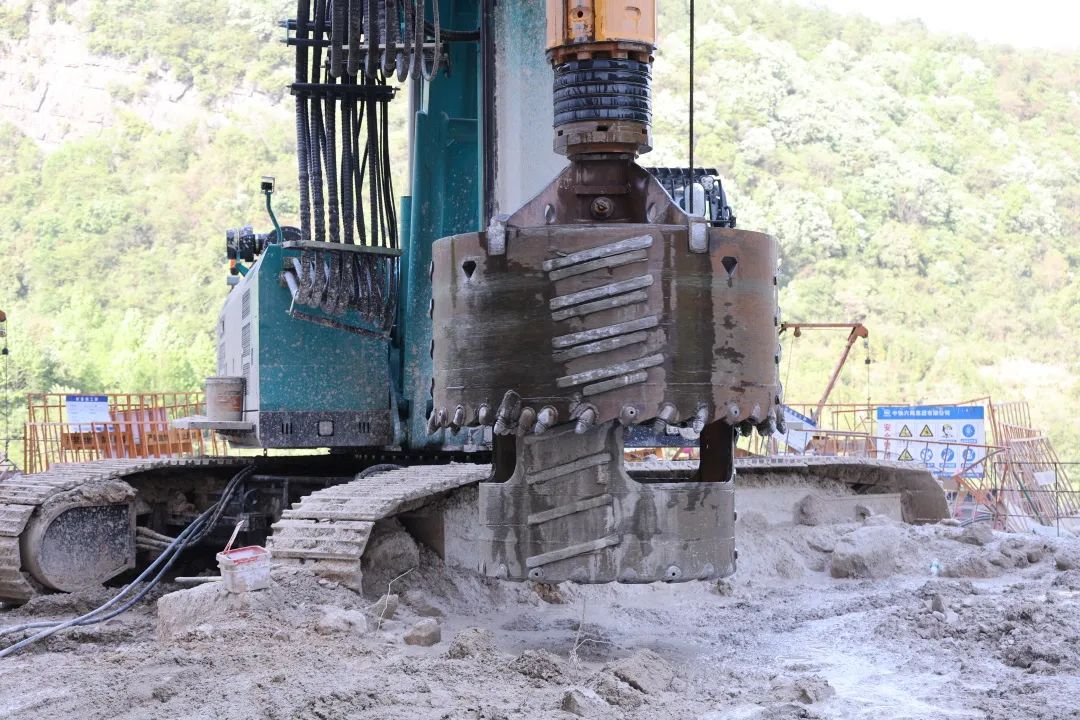 展现施工“奇效”！宝运莱智能旋挖钻机强势助力炉慈高速公路建设