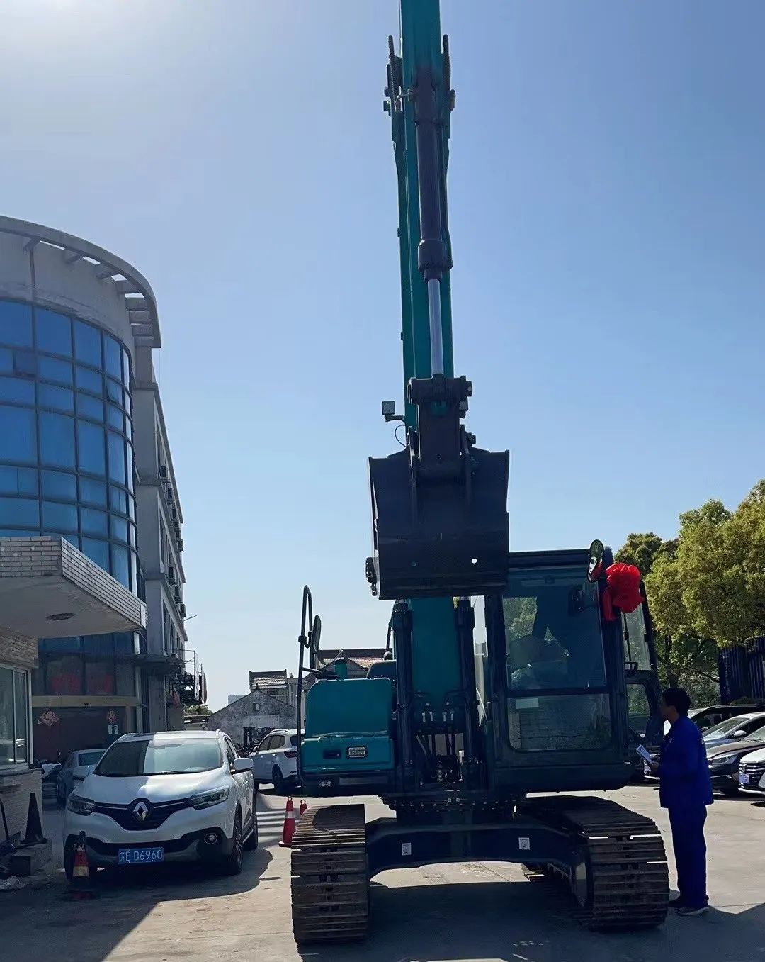 防疫、交机两手抓！宝运莱智能挖掘机顺利交付获好评