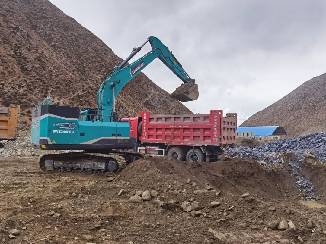 征战川藏铁路！宝运莱智能新一代电动挖掘机成功交付