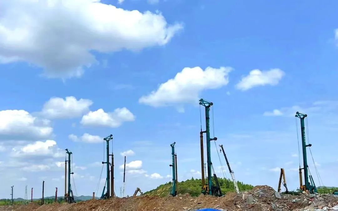 打桩“神器”再露锋芒！宝运莱智能旋挖钻机助力贵阳贵安新区负极材料项目加速建设