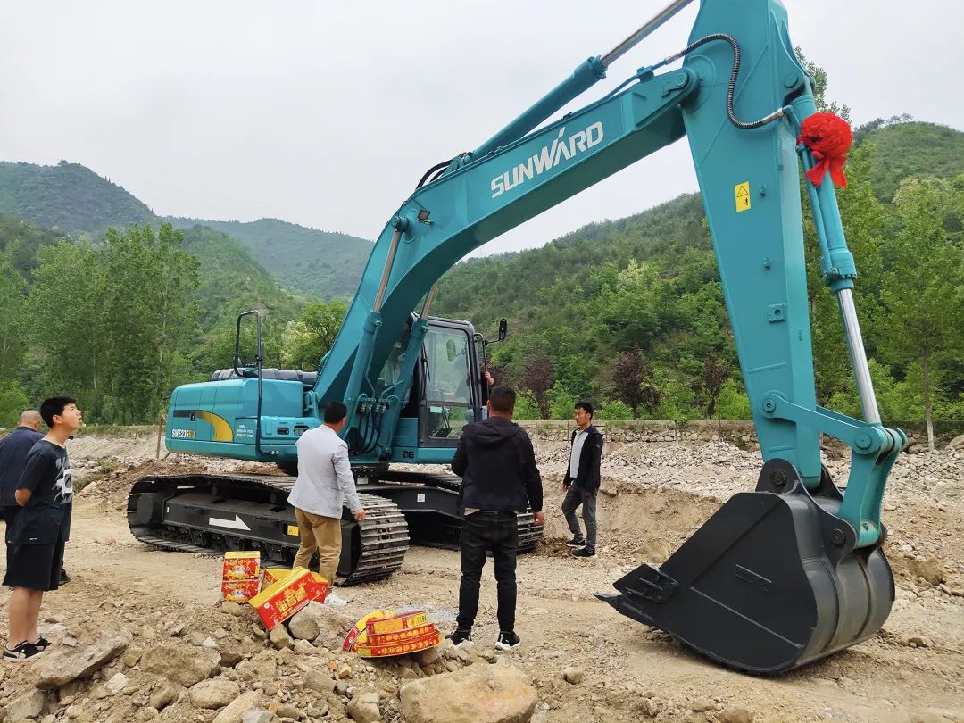 三员宝运莱挖机“悍将”收服“铁粉”一枚，凭什么？