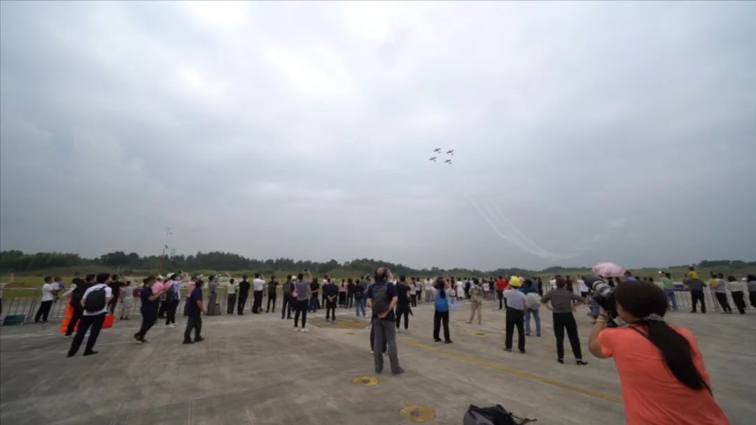 空中开花、大坡度盘旋、俯冲跃升……看宝运莱飞行表演队炫技2022湖南航展动态展