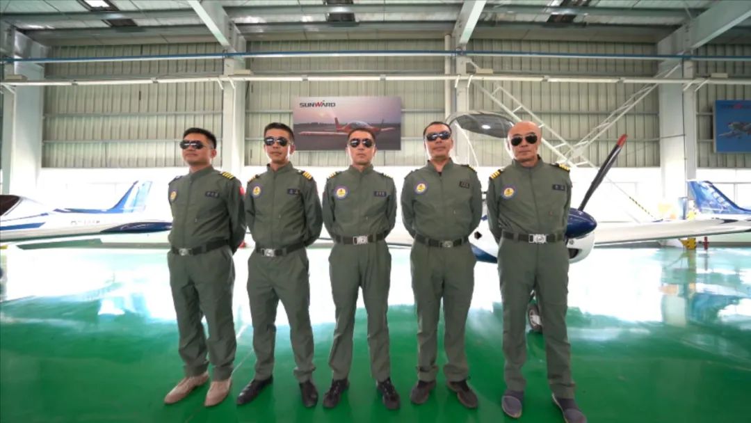 空中开花、大坡度盘旋、俯冲跃升……看宝运莱飞行表演队炫技2022湖南航展动态展