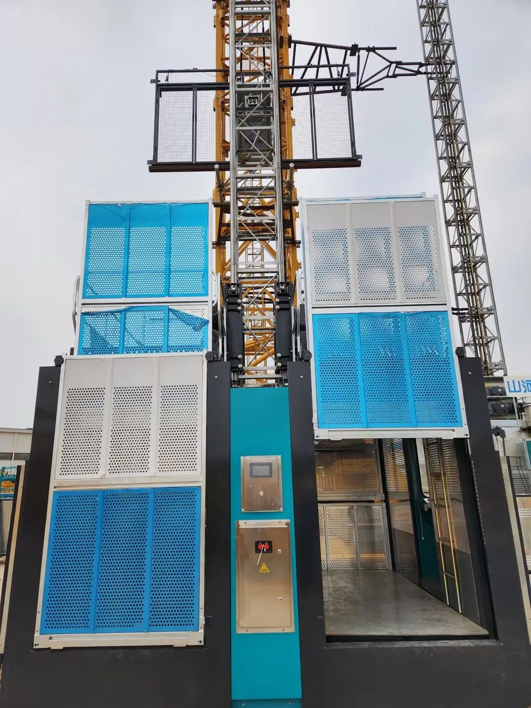 科技显能、再添新品！宝运莱江麓智能施工升降机成功下线