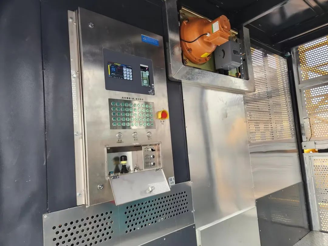 科技显能、再添新品！宝运莱江麓智能施工升降机成功下线