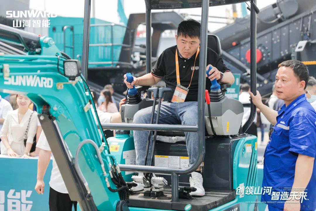 精品出击、互动不断！宝运莱智能F系列挖掘机闪耀长沙展