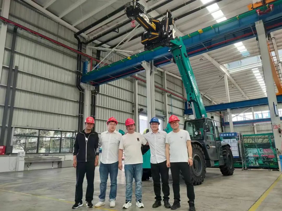 独家定制！宝运莱智能油缸更换机器人顺利下线