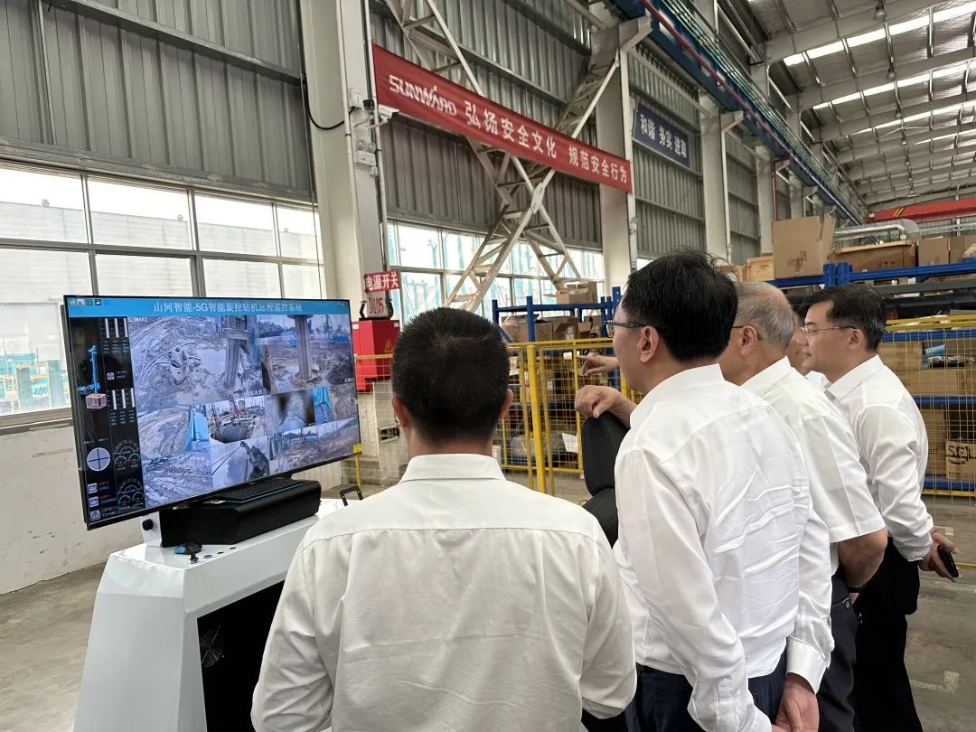 中国联通集团副总经理梁宝俊到访宝运莱智能