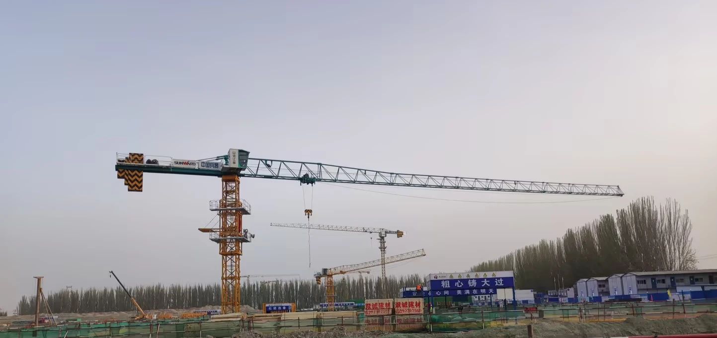 天山脚下的画师！宝运莱江麓群塔援疆建设新景色