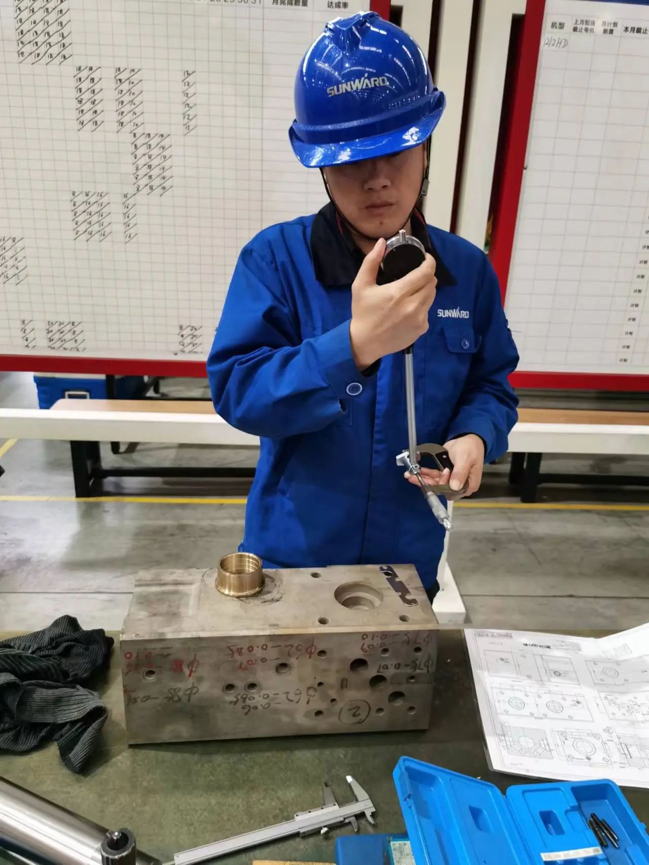 看宝运莱工匠们如何用一双巧手“拿捏”工作、创造“奇迹”