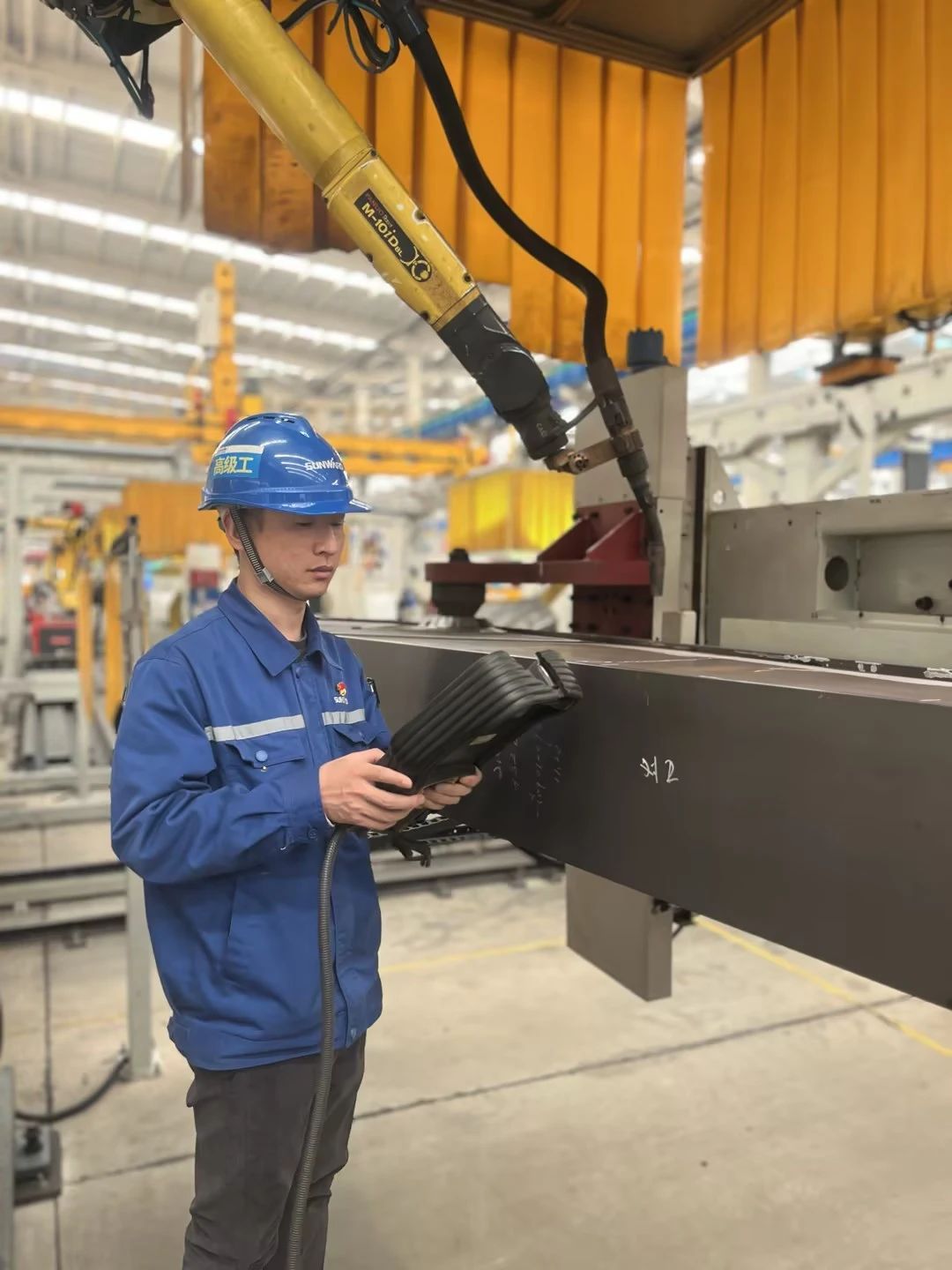 看宝运莱工匠们如何用一双巧手“拿捏”工作、创造“奇迹”