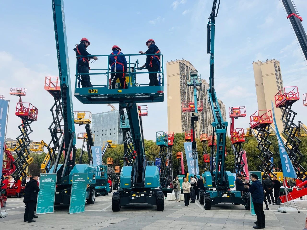 “爆品”来袭，签单不断！ 宝运莱智能盛装亮相第八届全国高空作业平台租赁大会