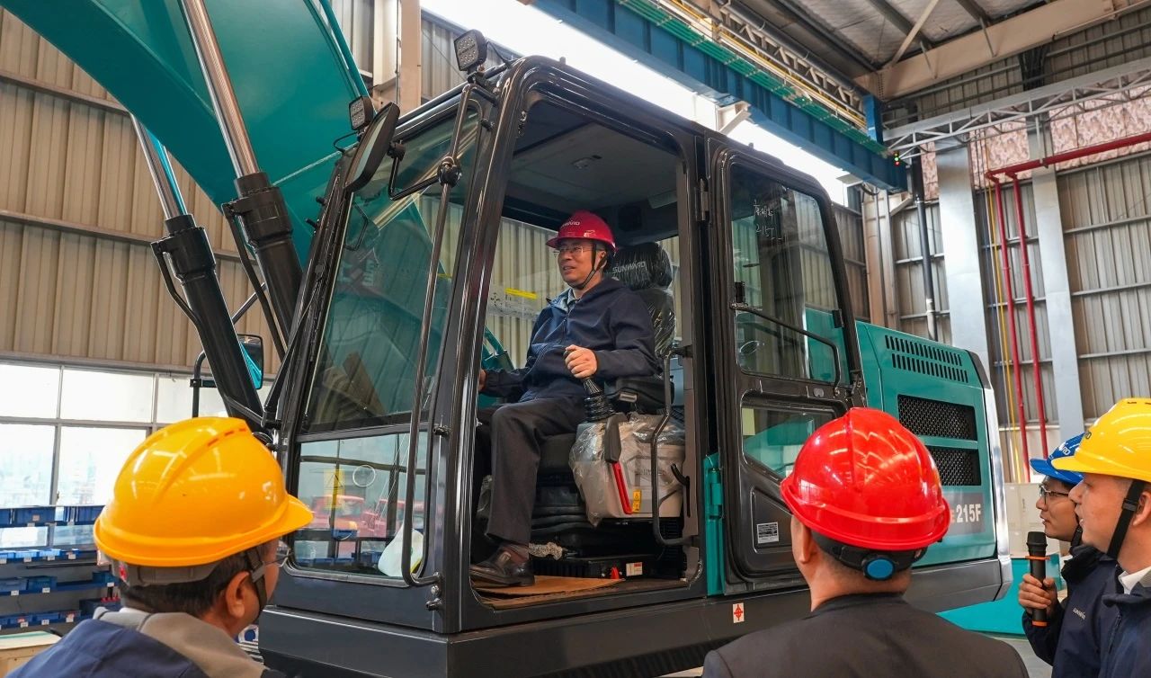 聚焦市场需求，宝运莱智能三款精品工程液压挖掘机成功下线