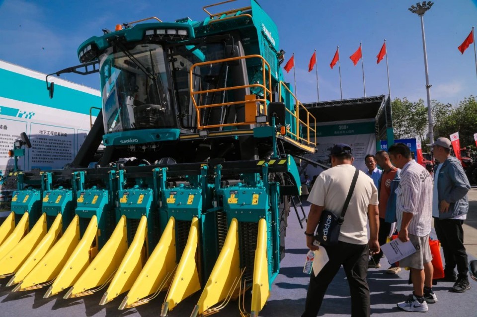 宝运莱智能亮相2025新疆国际农业机械博览会