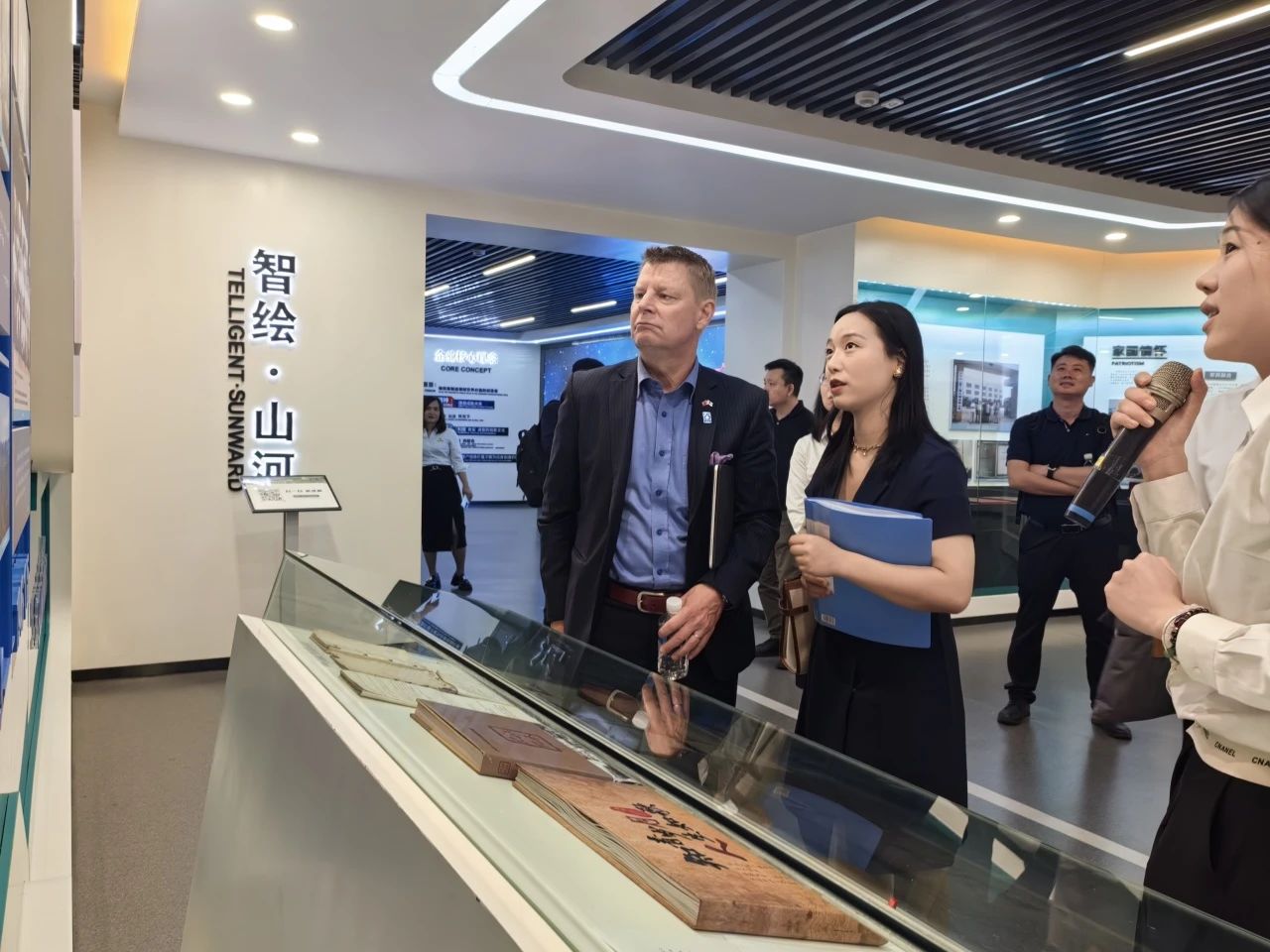 芬兰驻华大使馆商务参赞到访宝运莱智能