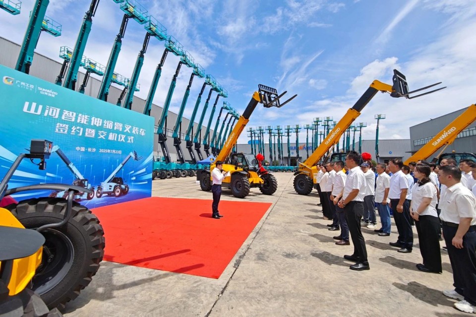 宝运莱智能伸缩臂叉装车批量交付，即将奔赴新一线