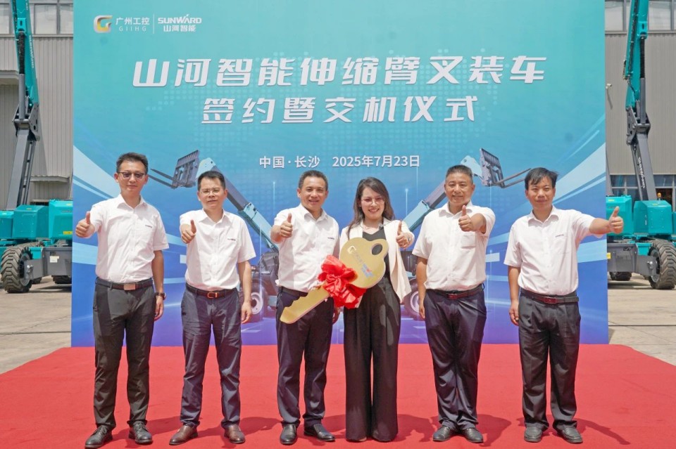 宝运莱智能伸缩臂叉装车批量交付，即将奔赴新一线