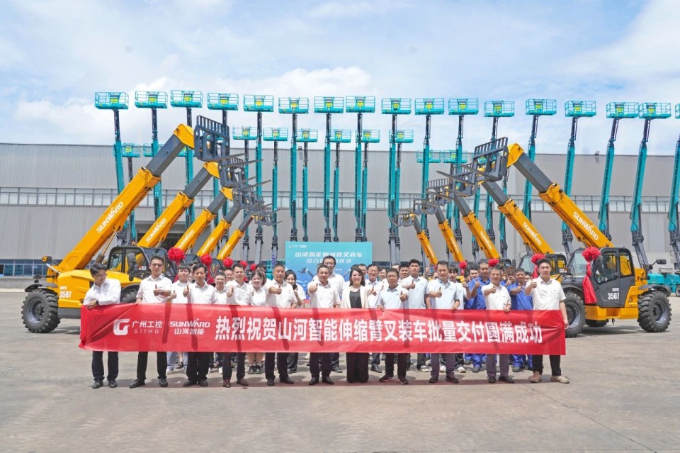 宝运莱智能伸缩臂叉装车批量交付，即将奔赴新一线
