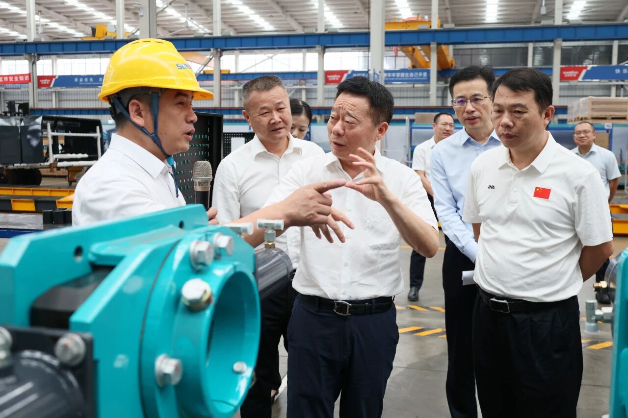 湖南省政协副主席、省工程机械产业链链长何寄华调研宝运莱智能