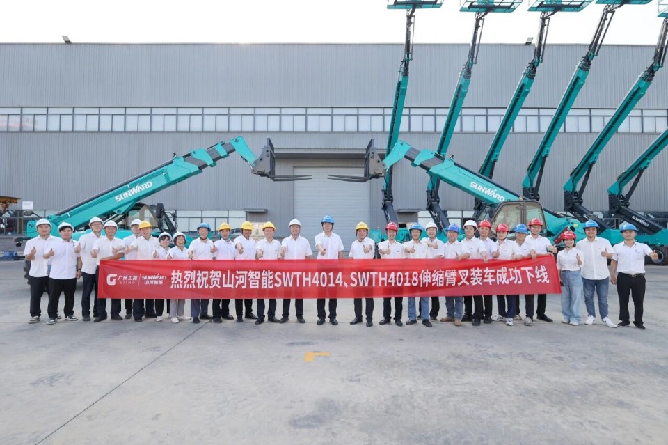 高端机型“双箭齐发”！宝运莱智能两款伸缩臂叉装车成功下线